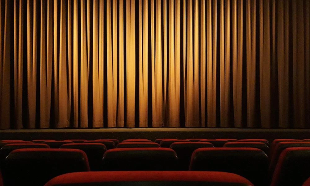 Βούλευμα παραπέμπει γνωστό ηθοποιό για βιασμό και απόπειρα βιασμού